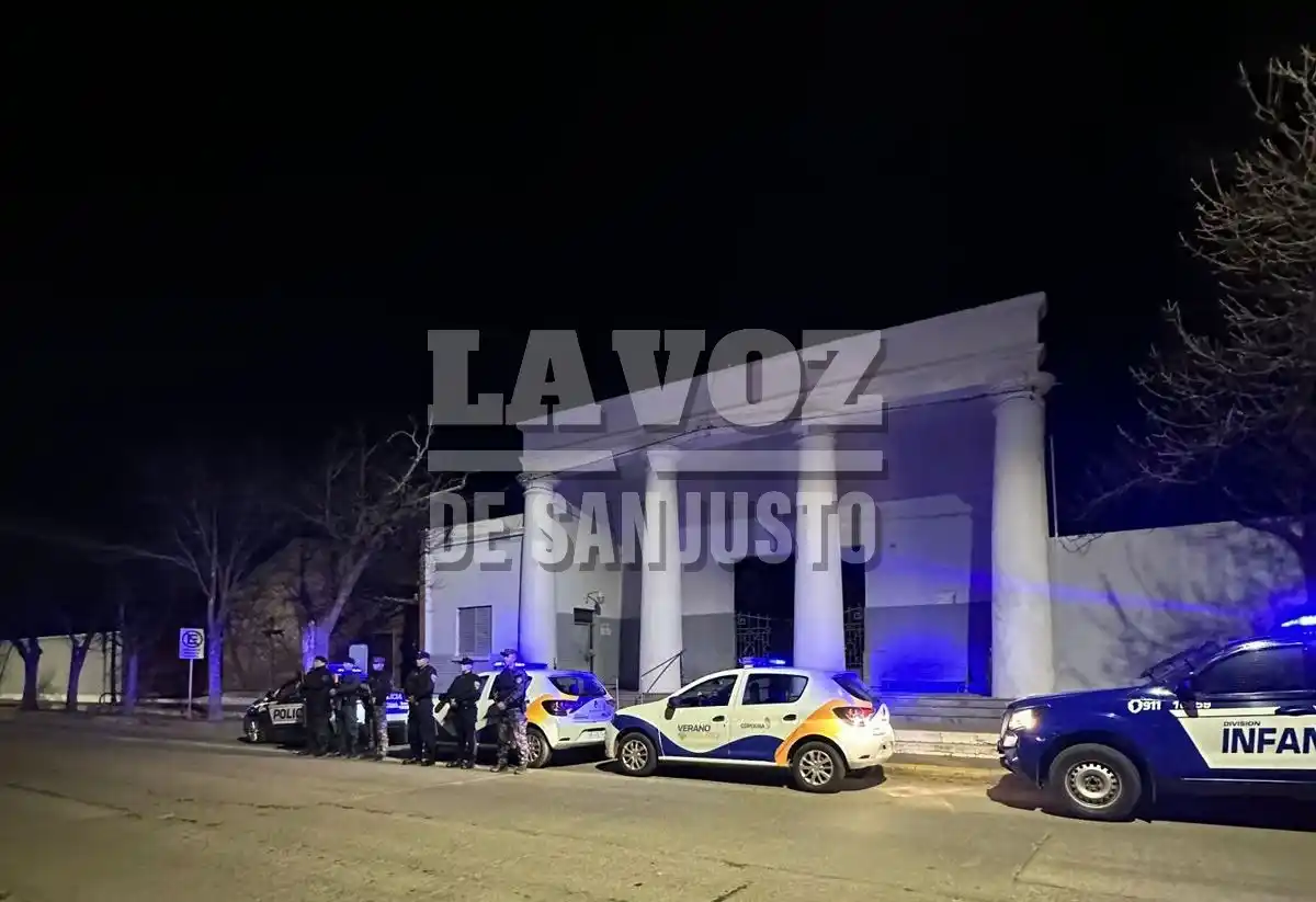 Custodia policial en el cementerio local.