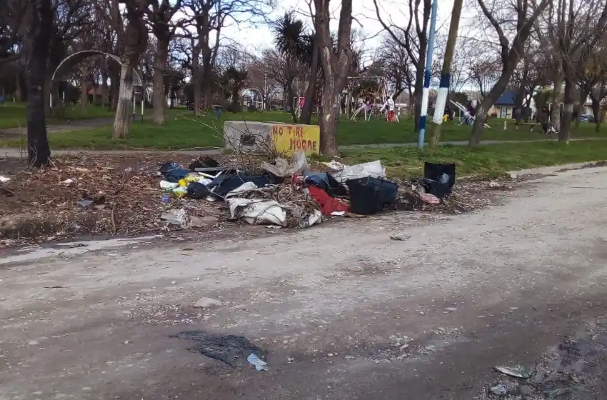 Microbasurales y calles rotas, las constantes del barrio Florencio Sánchez