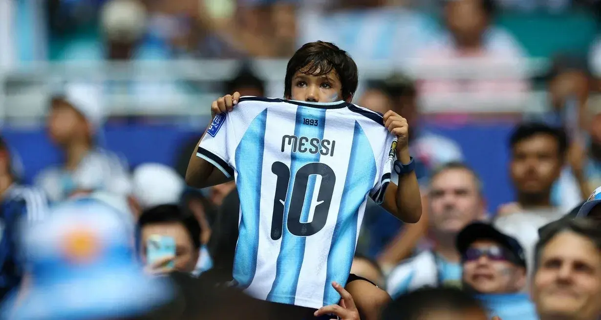 Messi presentó la camiseta especial para su partido despedida con la Selección argentina