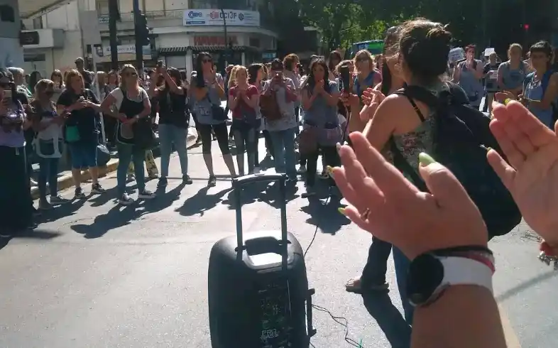 Los docentes del Jardín 923 de Loma Hermosa marcharon este mediodía.
