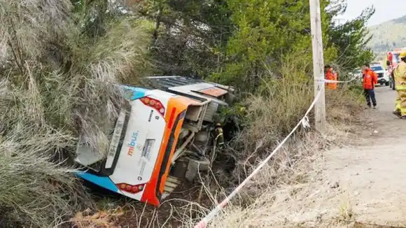 Un colectivo en el que viajaban 20 pasajeros volcó camino al Cerro Catedral