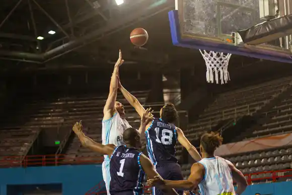 Peñarol debutó como local sin público y sin juego