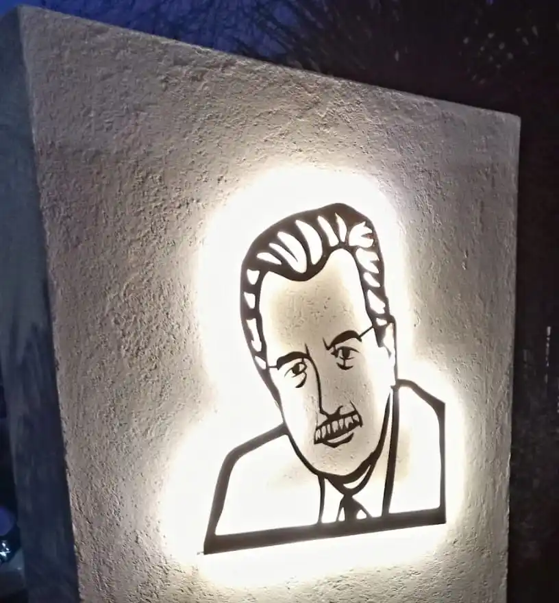 El peronismo reconoció a una figura del radicalismo: El intendente de Gesell inauguró la obra "Alfonsín Iluminado"