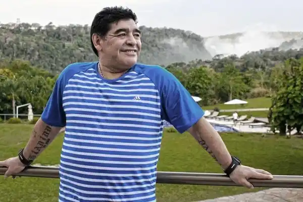 Maradona firmó con Telefe: harán una serie de su vida 