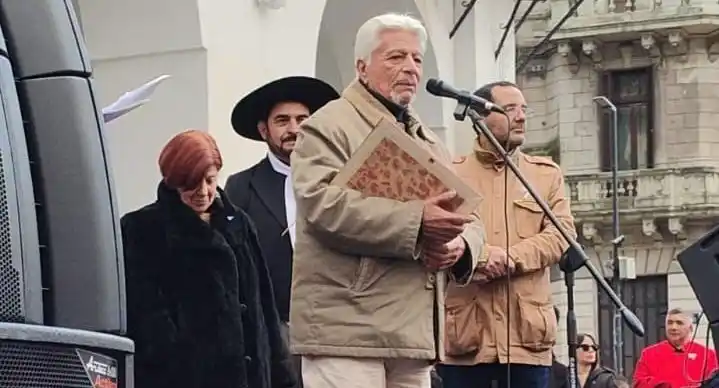 Bergesio recibiendo el premio en el museo del cabildo en Buenos Aires.