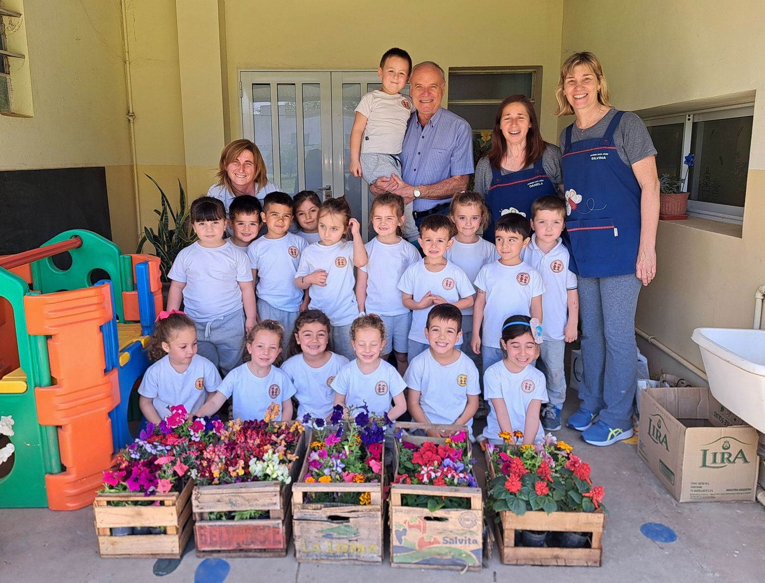 El intendente Norberto Gizzi hizo entrega de los plantines en el jardín.