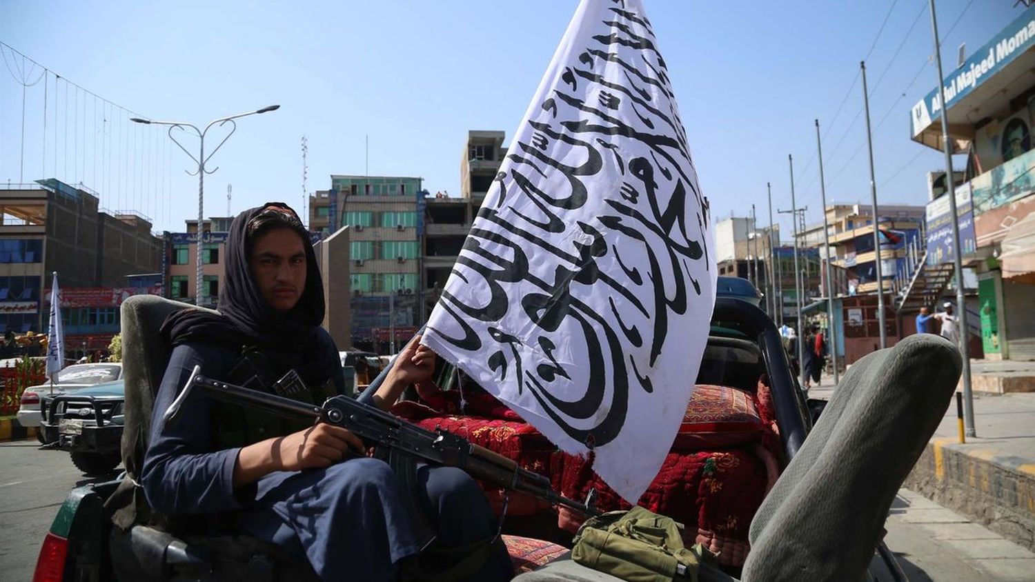 Talibanes reprimieron a tiros una primera protesta contra su conquista de Afganistán