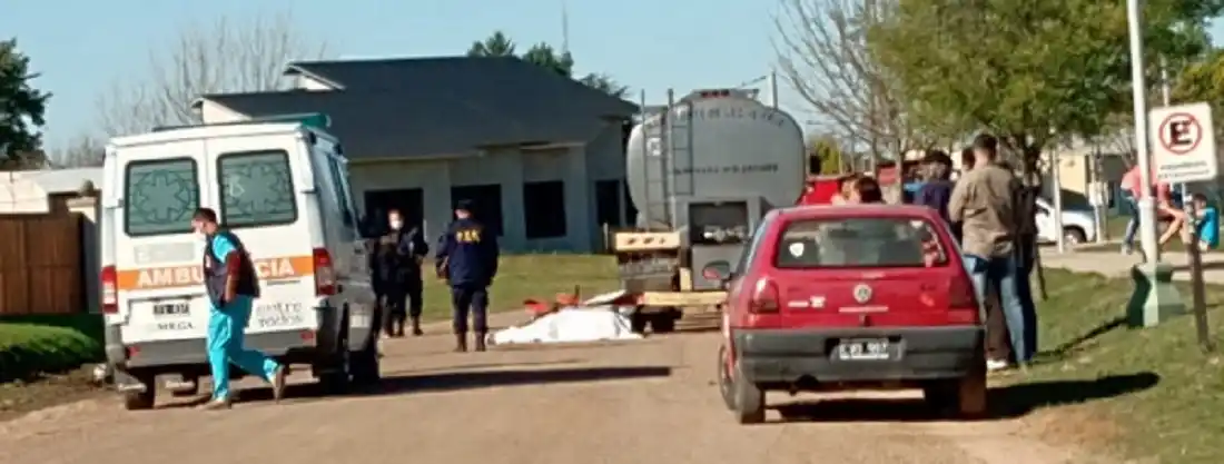 Un joven chocó en su moto contra un camión estacionado y falleció en el lugar