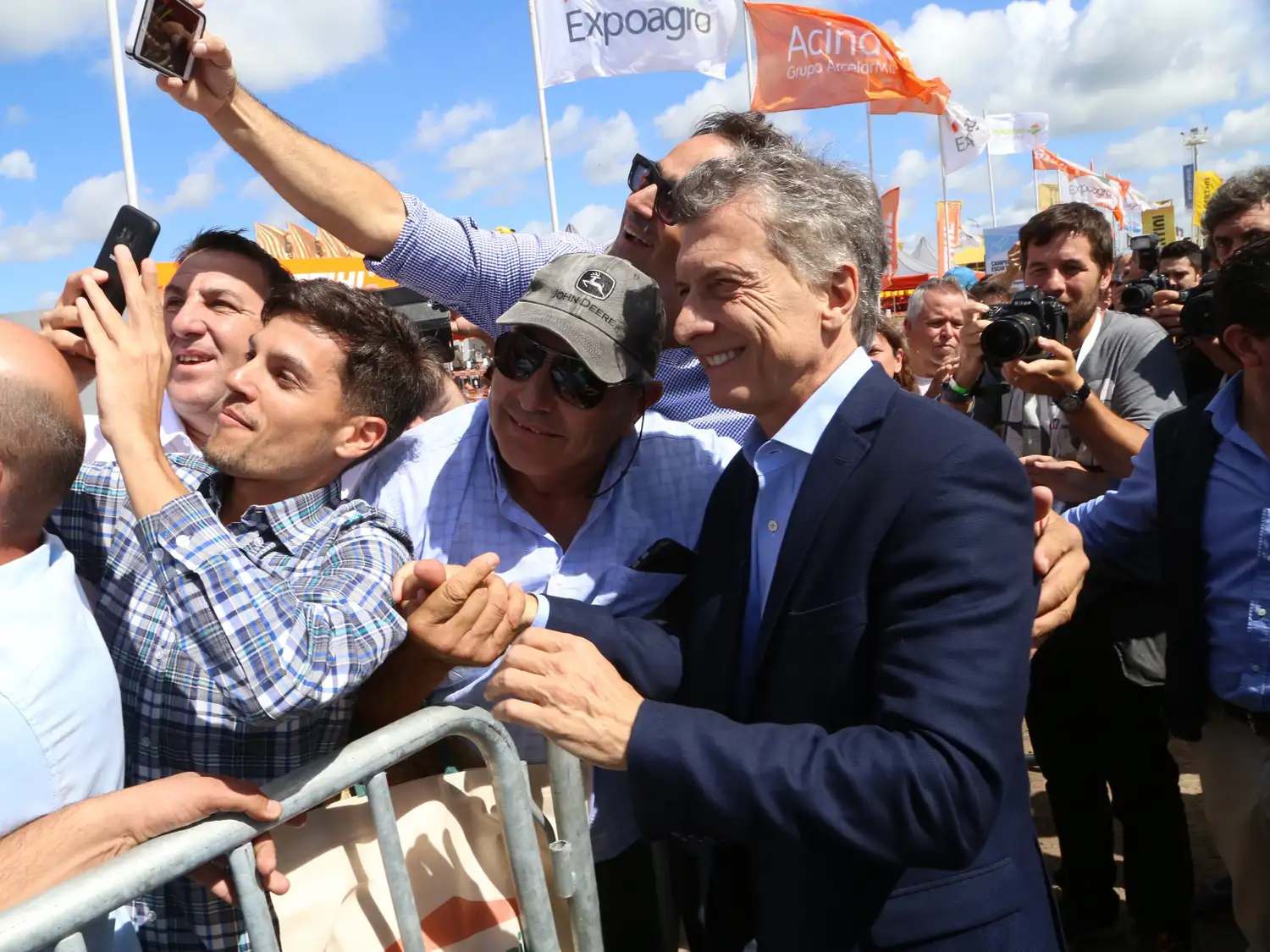 “Hemos visto lo que ha pasado. Cuando escucho que el cambio climático es un invento digo: ‘Señores, cuidado’, ¿no?” se preguntó el expresidente.