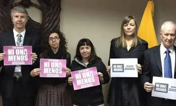 Desde Ecuador, Lamberto se sumó a las manisfestaciones contra los femicidios