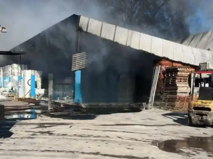 Incendio en un corralón de la calle 139 y 512 de La Plata.