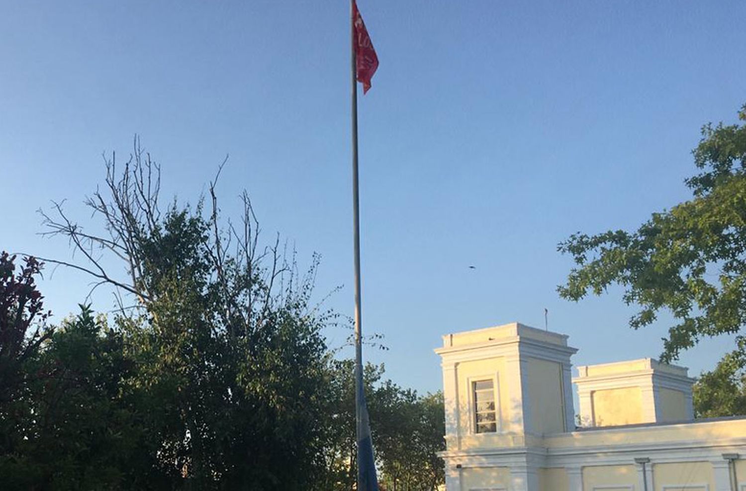 Indignante: bajaron la bandera argentina e izaron una partidaria en la Plaza del Agua