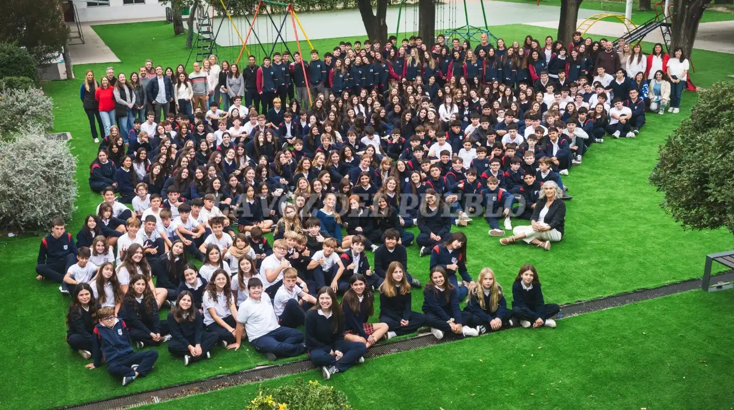 Alumnos, docentes y directivos de nivel Inicial (faltan los más pequeños de Maternal), Primario y Secundario, en el renovado patio de la institución