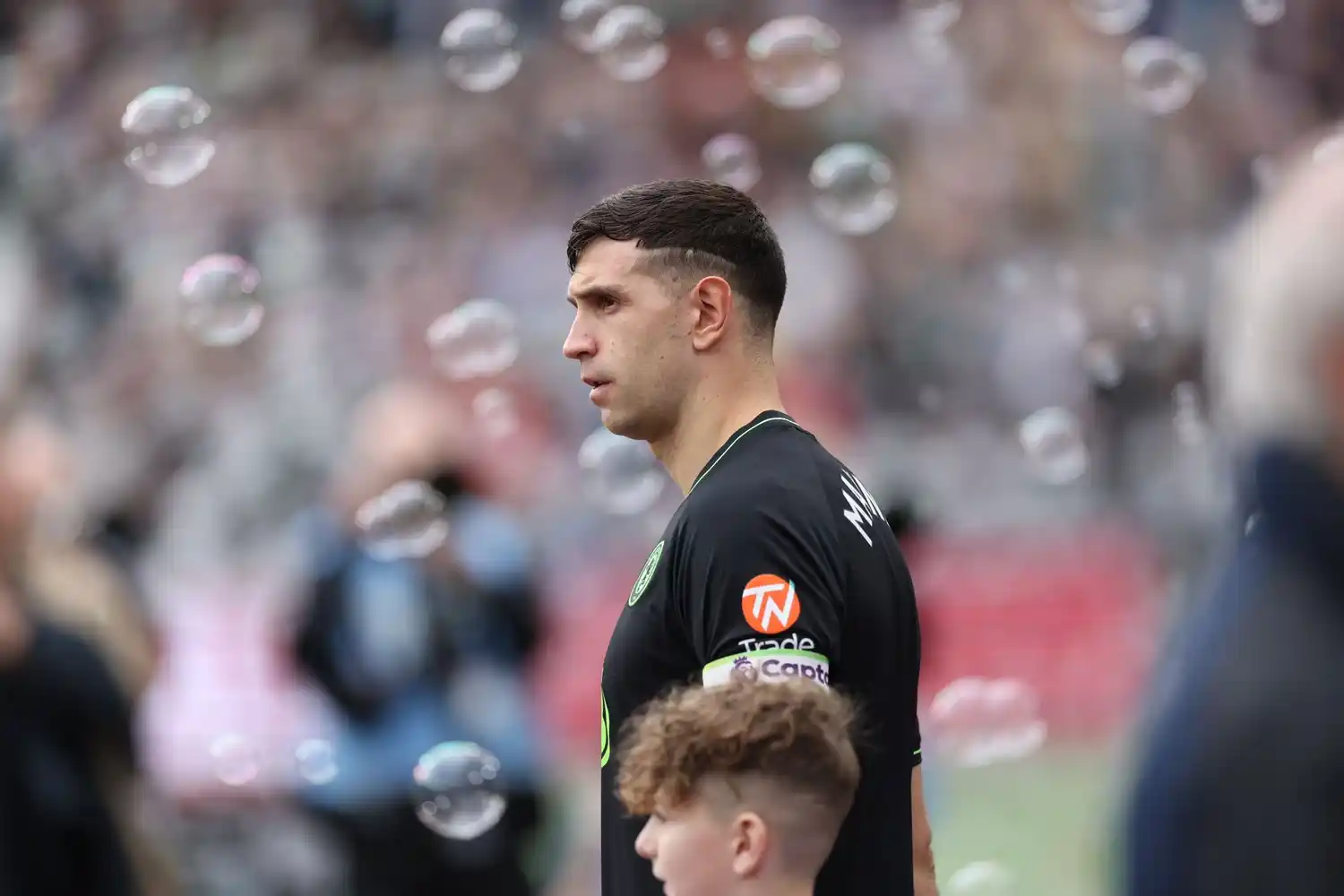 "Dibu", saliendo a la cancha para enfrentar a West Ham.