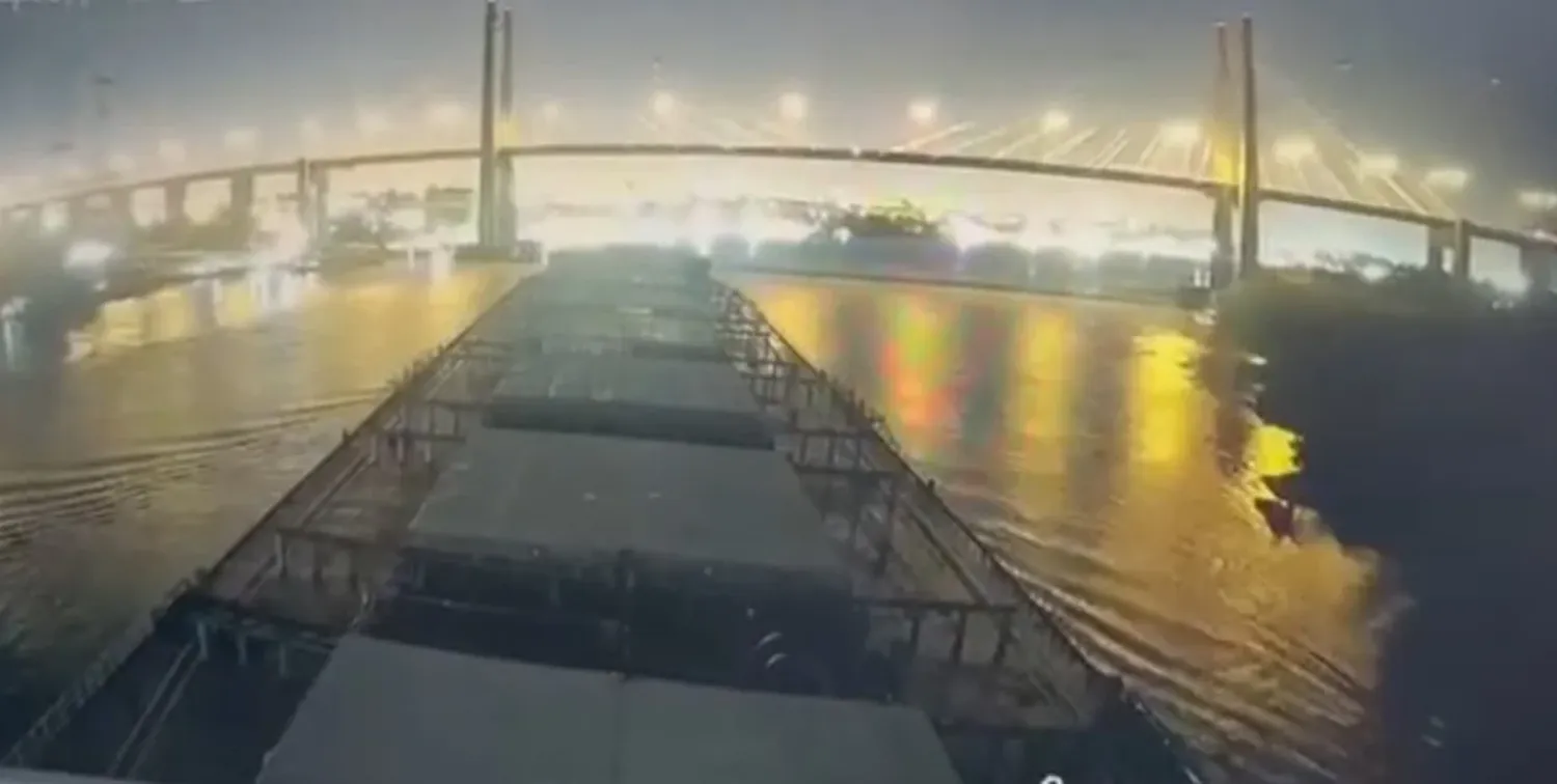 El instante previo al choque del barco liberiano sobre el puente.