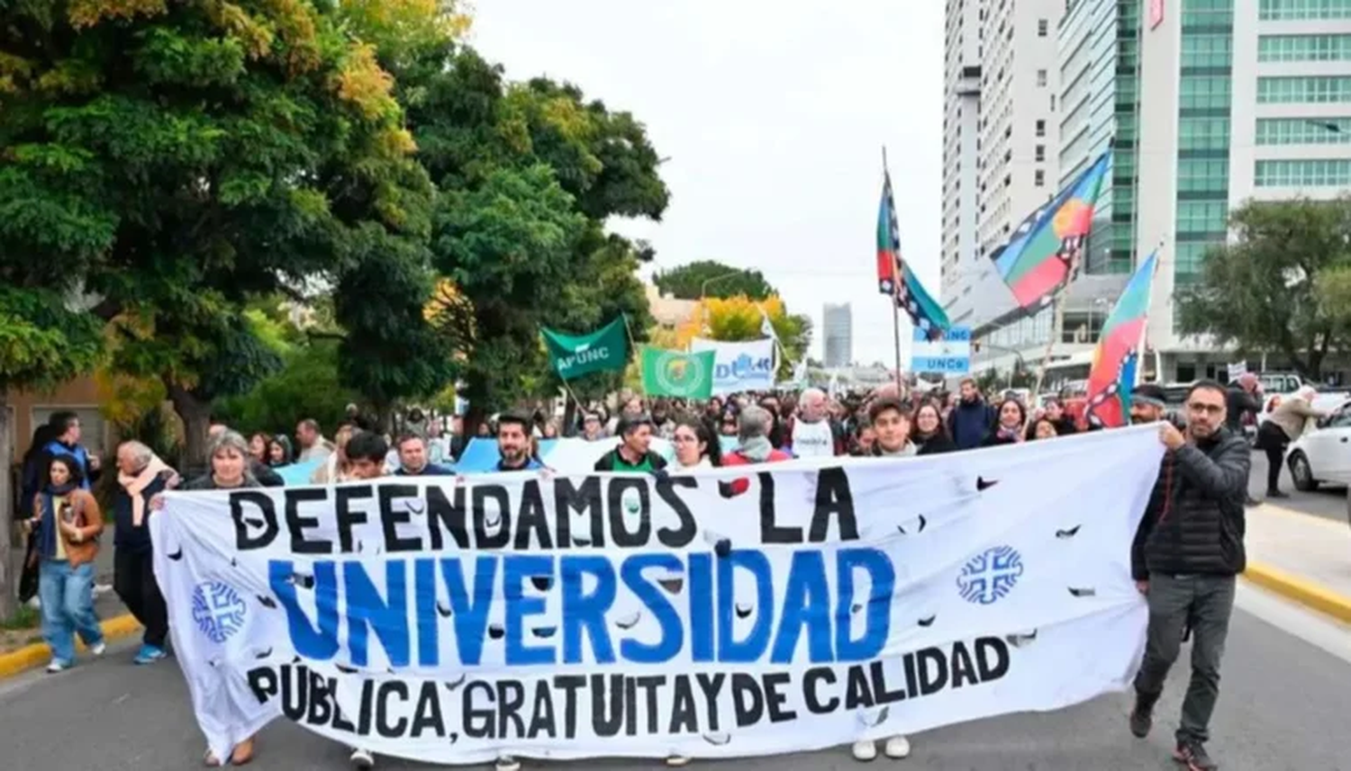 Mensaje de clara identificación con la Universidad Pública en una época en la que la identidad universitaria parece haberse resquebrajado en algunos sectores.