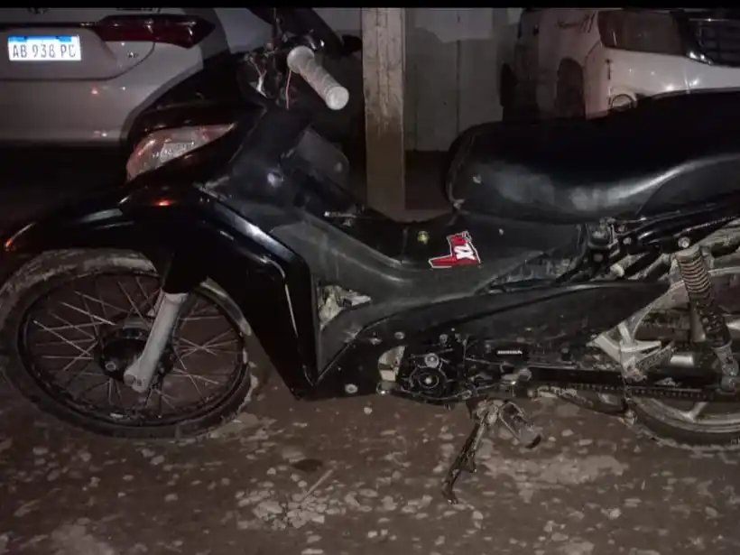Circulaba en una moto que arrancaba con cables pelados y tenía todas las numeraciones limadas