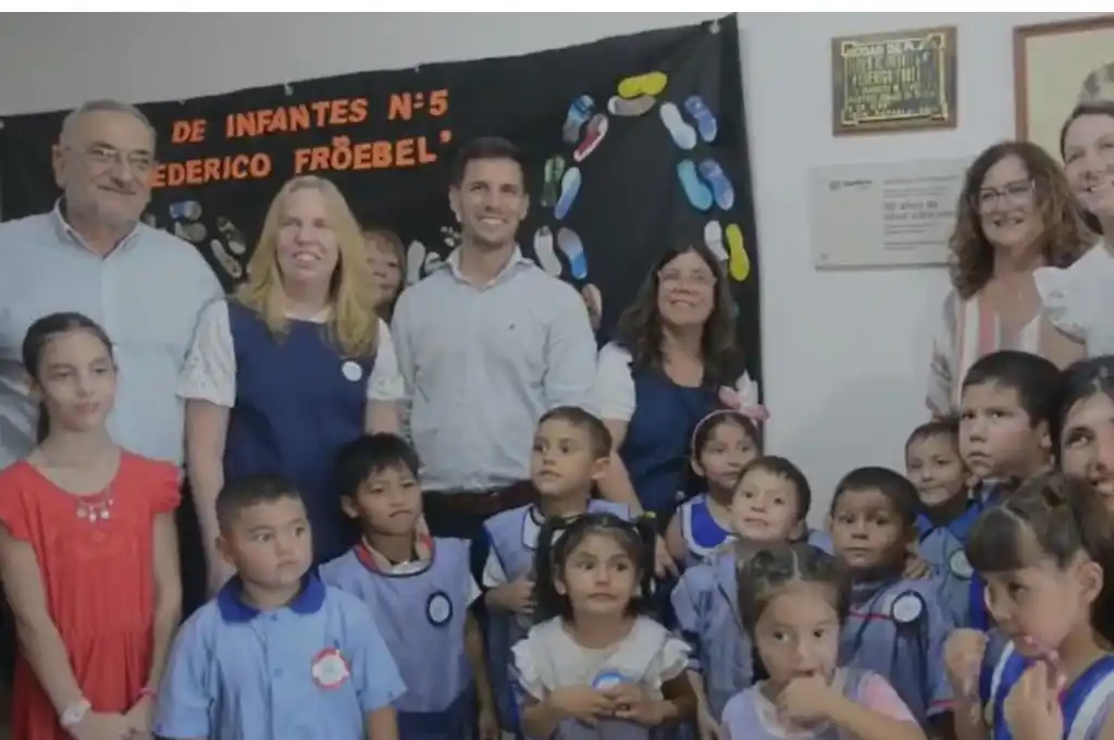 El intendente Viotti y el senadro Alcides Calvo en la celebración, junto a autoridades y docentes del Jardín