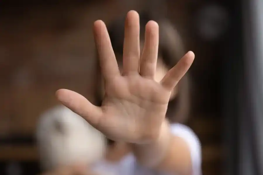 Su padrastro y su tío abusaron “durante años” a una niña en la región: fuerte condena