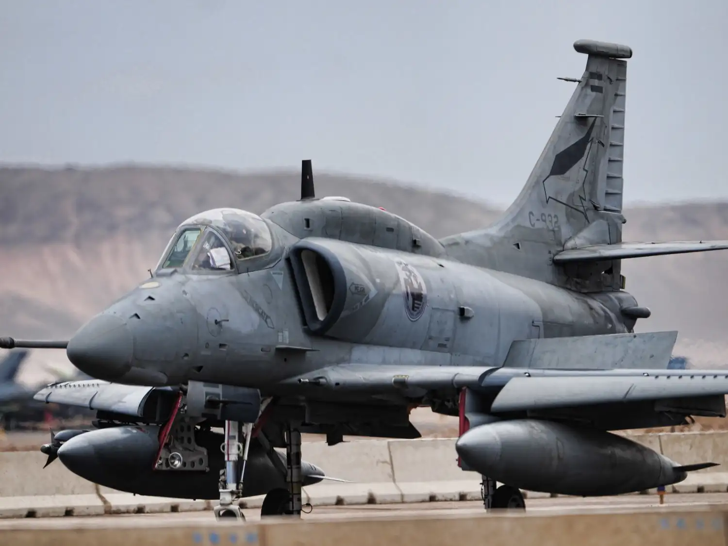 La salida de servicio de los A-4AR deja a la Argentina en un compás de espera hasta que entren en funciones los F-16 Fighting Falcon adquiridos a Dinamarca.