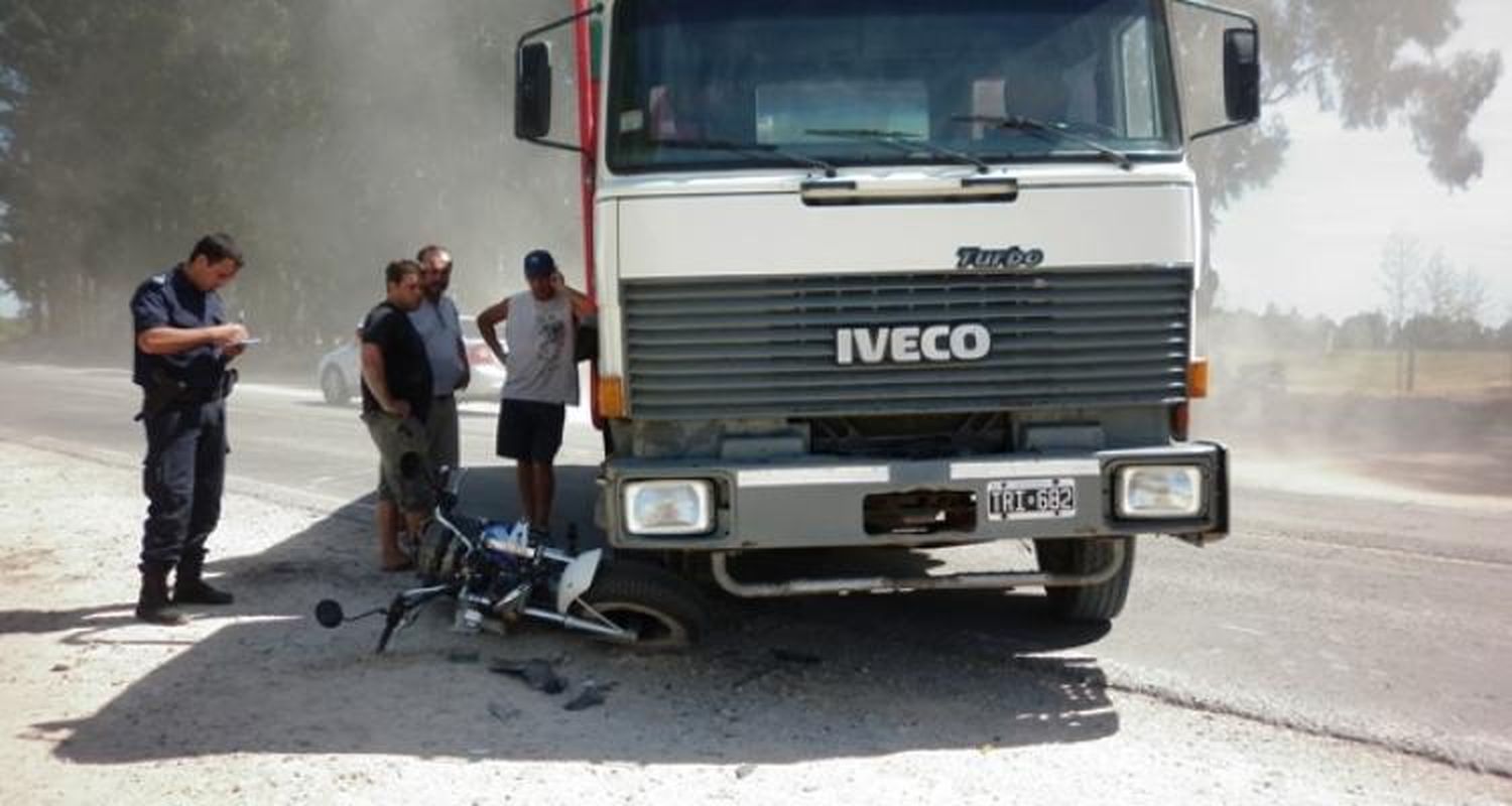 Trasladaron al motociclista que el lunes chocó contra un camión