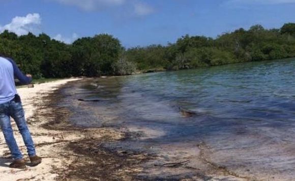 Nuevo derrame de petróleo en El Palito contamina costas falconianas