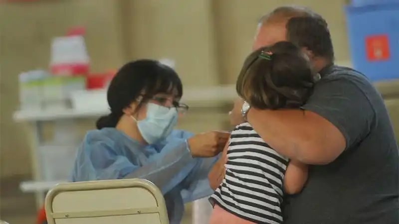 Un especialista dijo que la vacunación pediátrica "permite la inmunidad de rebaño"