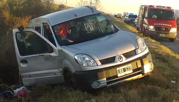 Una familia despistó con su automóvil en la Autovía Mesopotámica