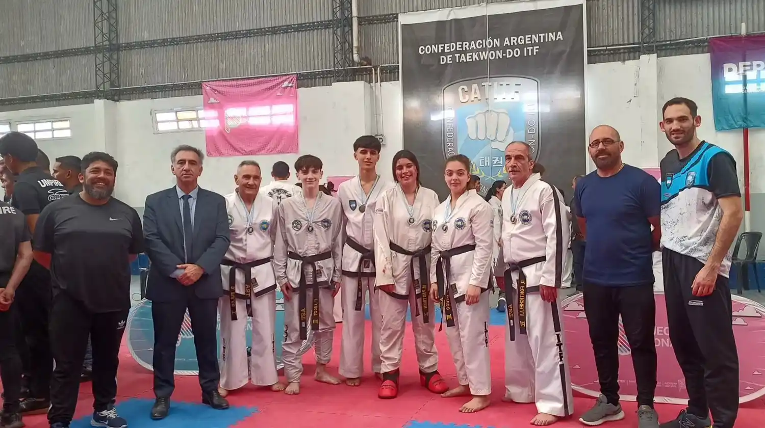 Deportistas y entrenadores que participaron de la exhibición del Taekwondo ITF en los Juegos Bonaerenses.