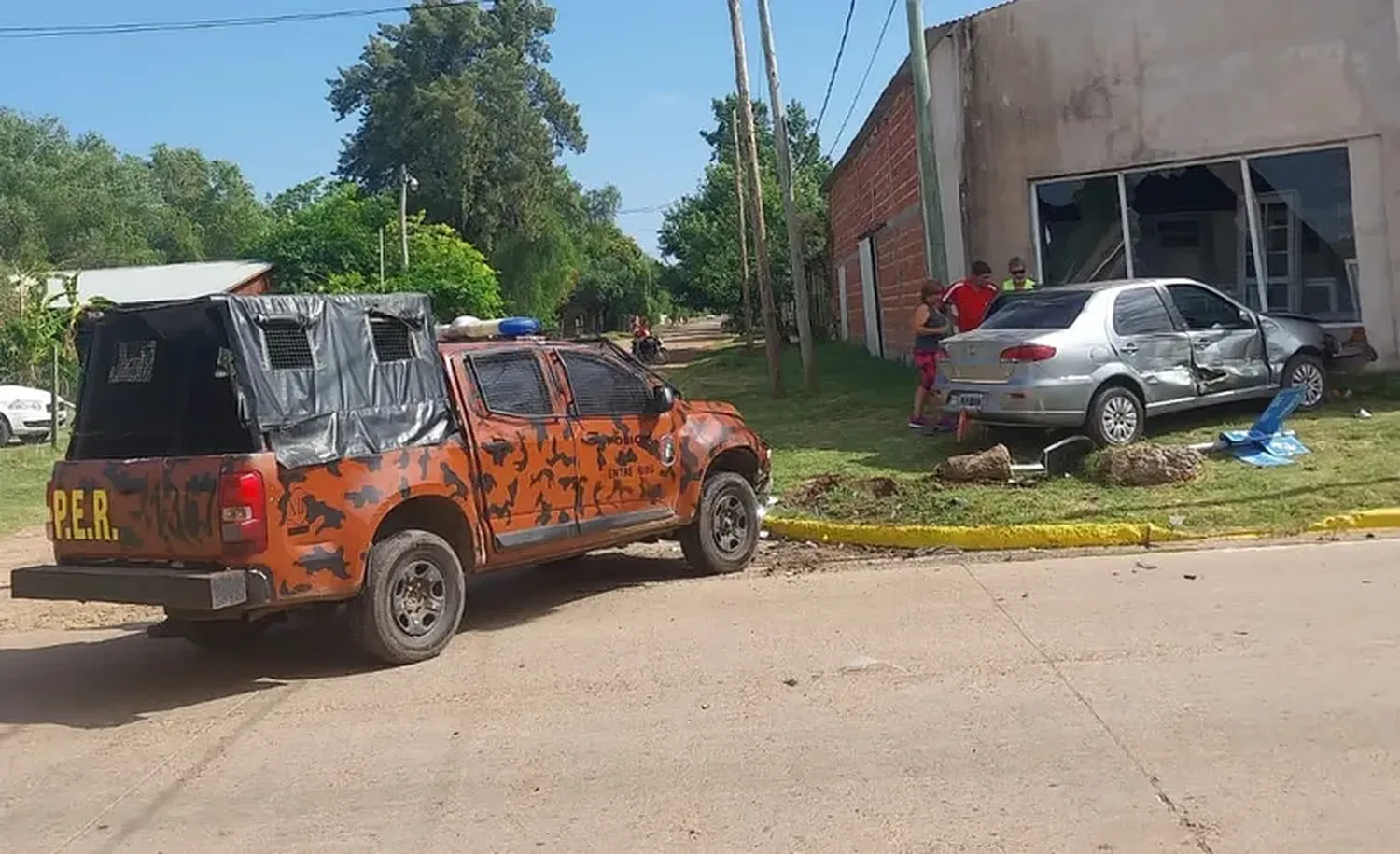 Violento choque entre un patrullero de la policía y un auto, que terminó incrustado contra un comercio