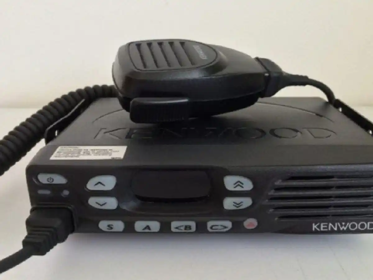 Robaron la radiofrecuencia de un móvil policial