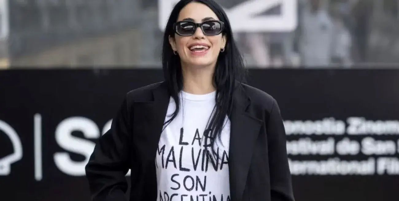 Lali Espósito también lució una prenda con la misma inscripción durante el festival español.