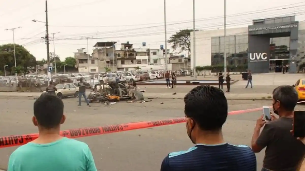 ¿ACTO TERRORISTA? Explota un auto frente a la Policía de Ecuador, en Guayaquil