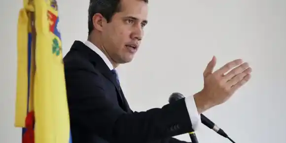 Guaidó fustiga represión de protestas por falta de gasolina