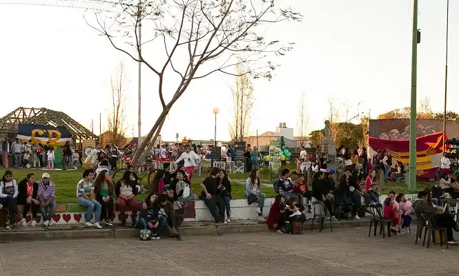 Los estudiantes festejaron su día con música, shows y sorteos frente al río   