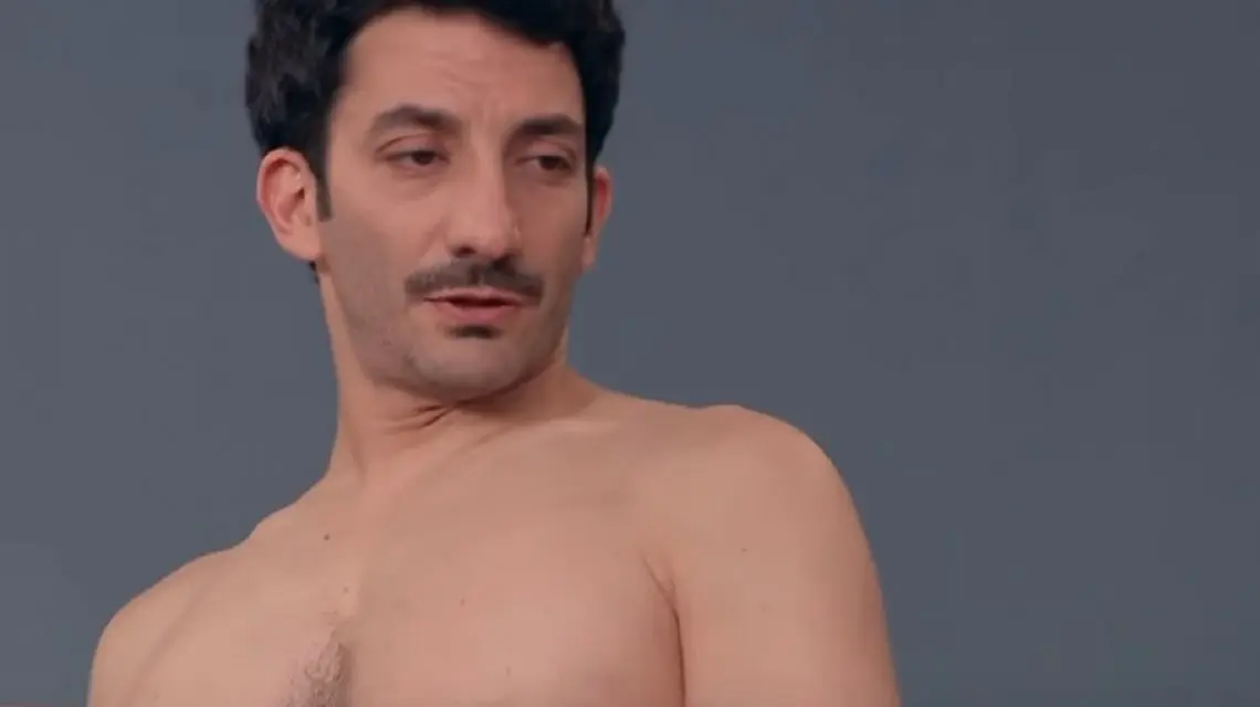 El divertido desnudo de Juan Minujín en «100 días para enamorarse»