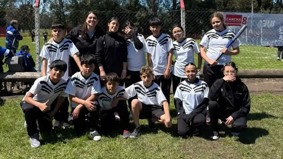 El equipo de sóftbol de la Escuela Primaria N°1