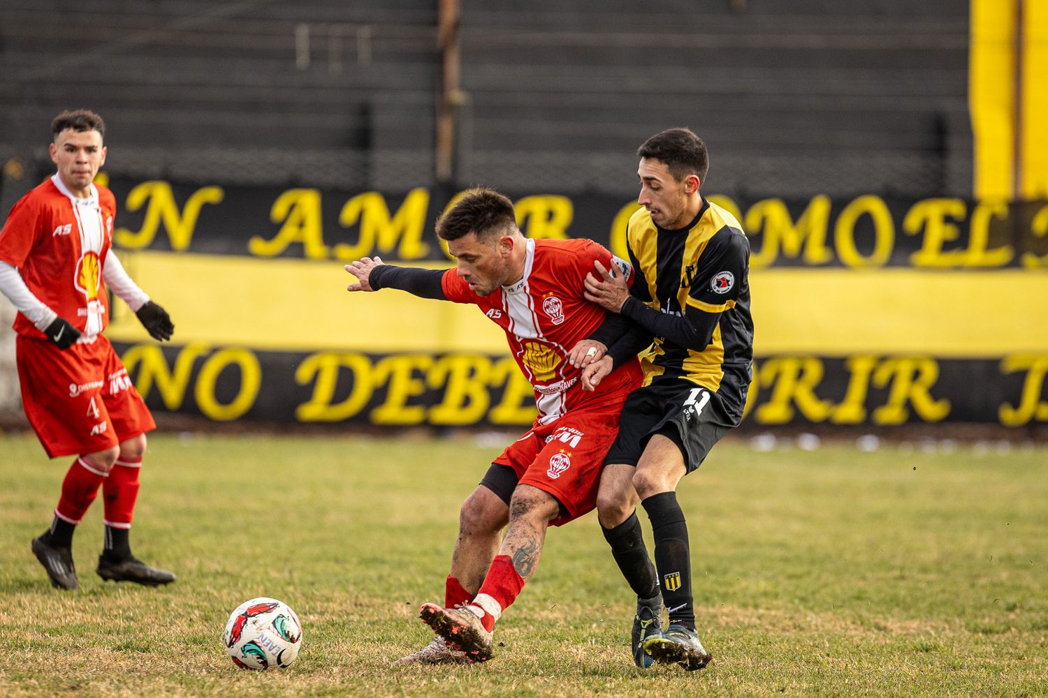 A pesar del frío, hubo fútbol de Primera y Segunda