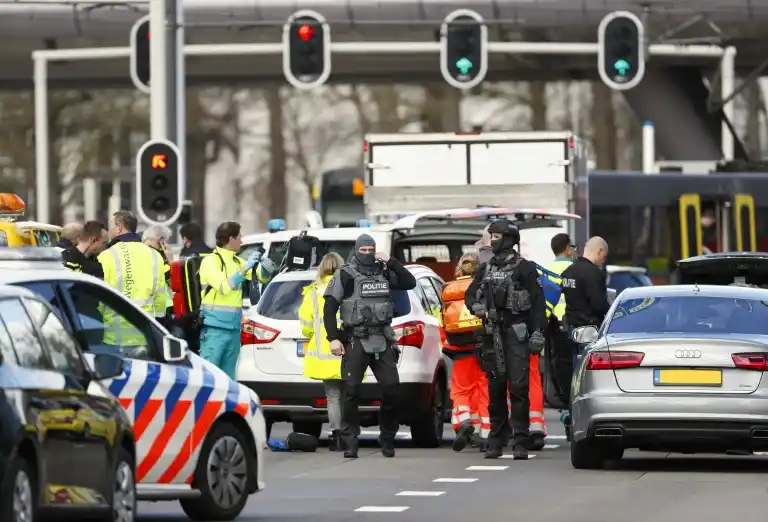 Un hombre acribilló a los pasajeros de un tranvía en Holanda y luego fue capturado