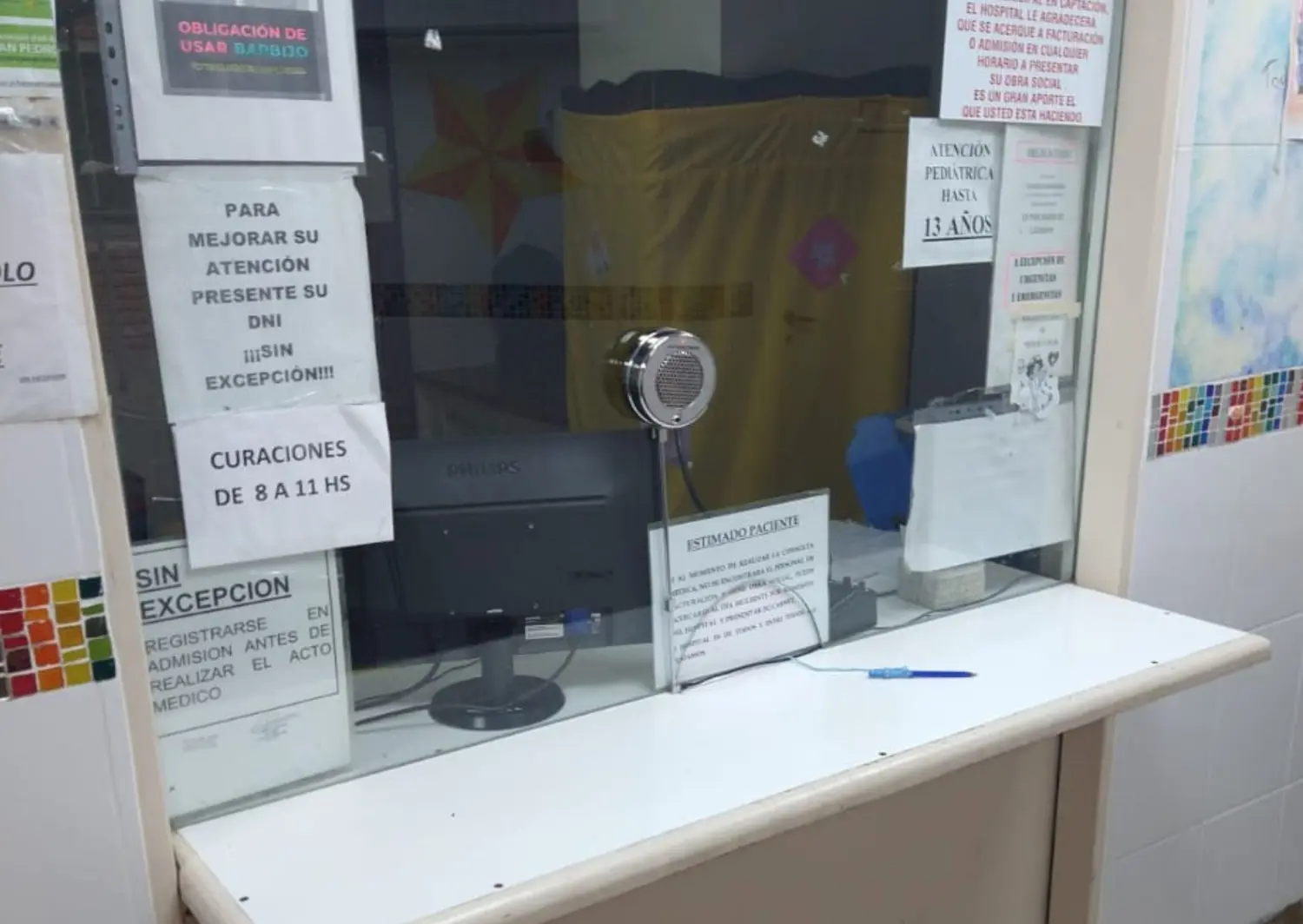 Hospital: ¿para qué ponen una mesa de entrada si ni siquiera están en su puesto?