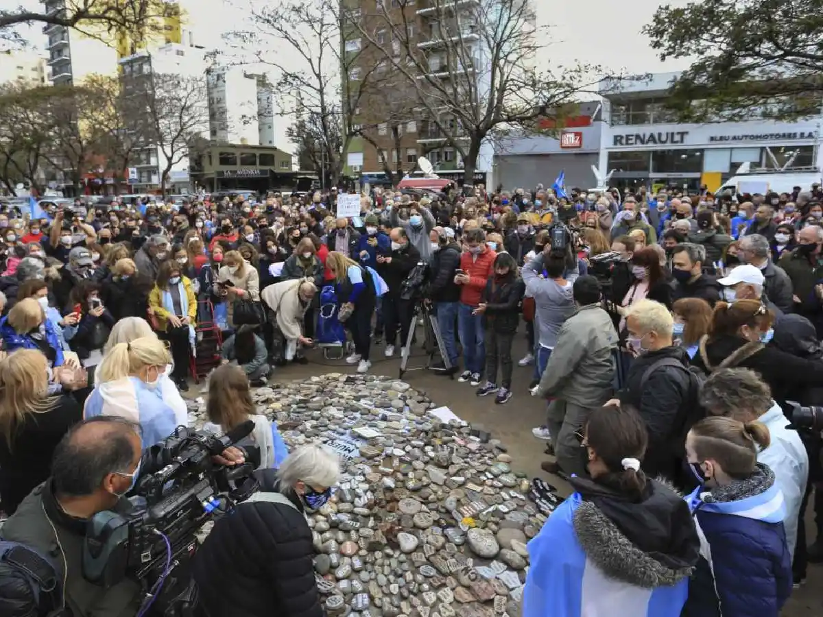 Marcha de las Piedras: emotivo homenaje a los fallecidos por coronavirus en Plaza de Mayo y Olivos