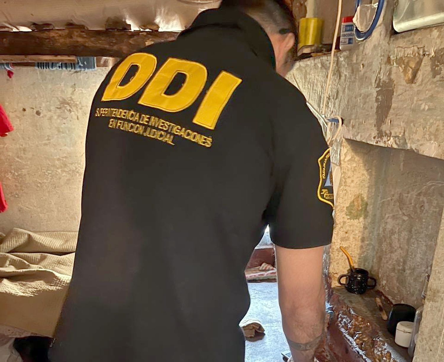 Agente policial en pleno allanamiento en la cárcel