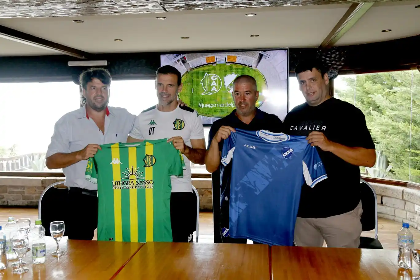 Tillous e Yllana sostienen la camiseta de Aldosivi, mientras que Giganti y Montes hacen los propio con la de Alvarado.