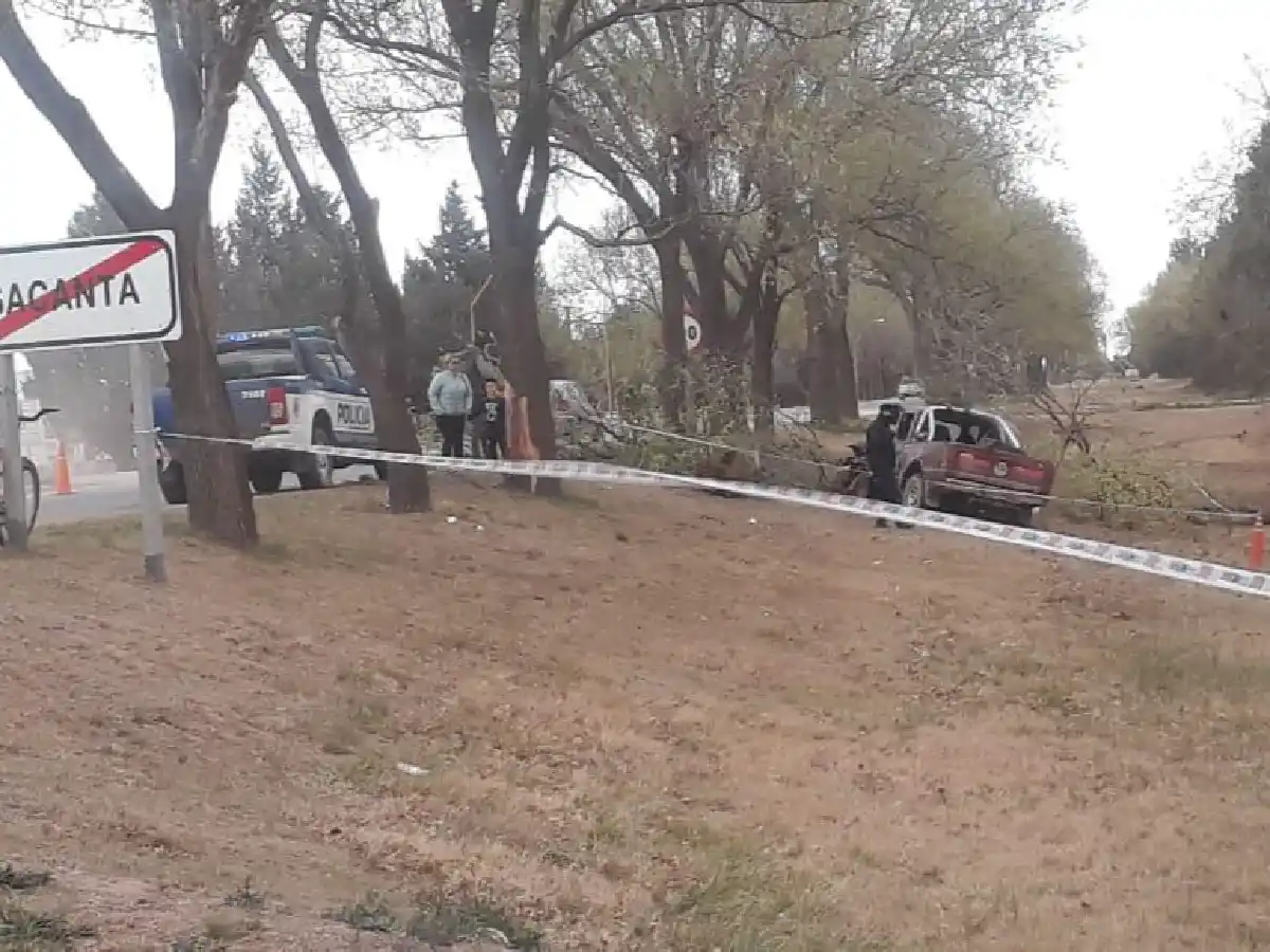 Accidente fatal en Sacanta: murió un hombre tras chocar contra un árbol