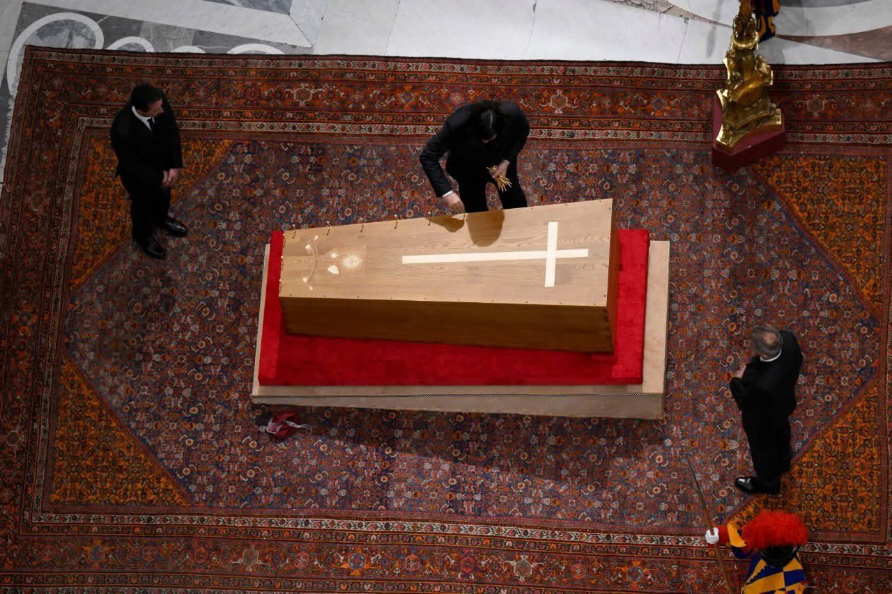 El papa Francisco yace en la Basílica de San Pedro
