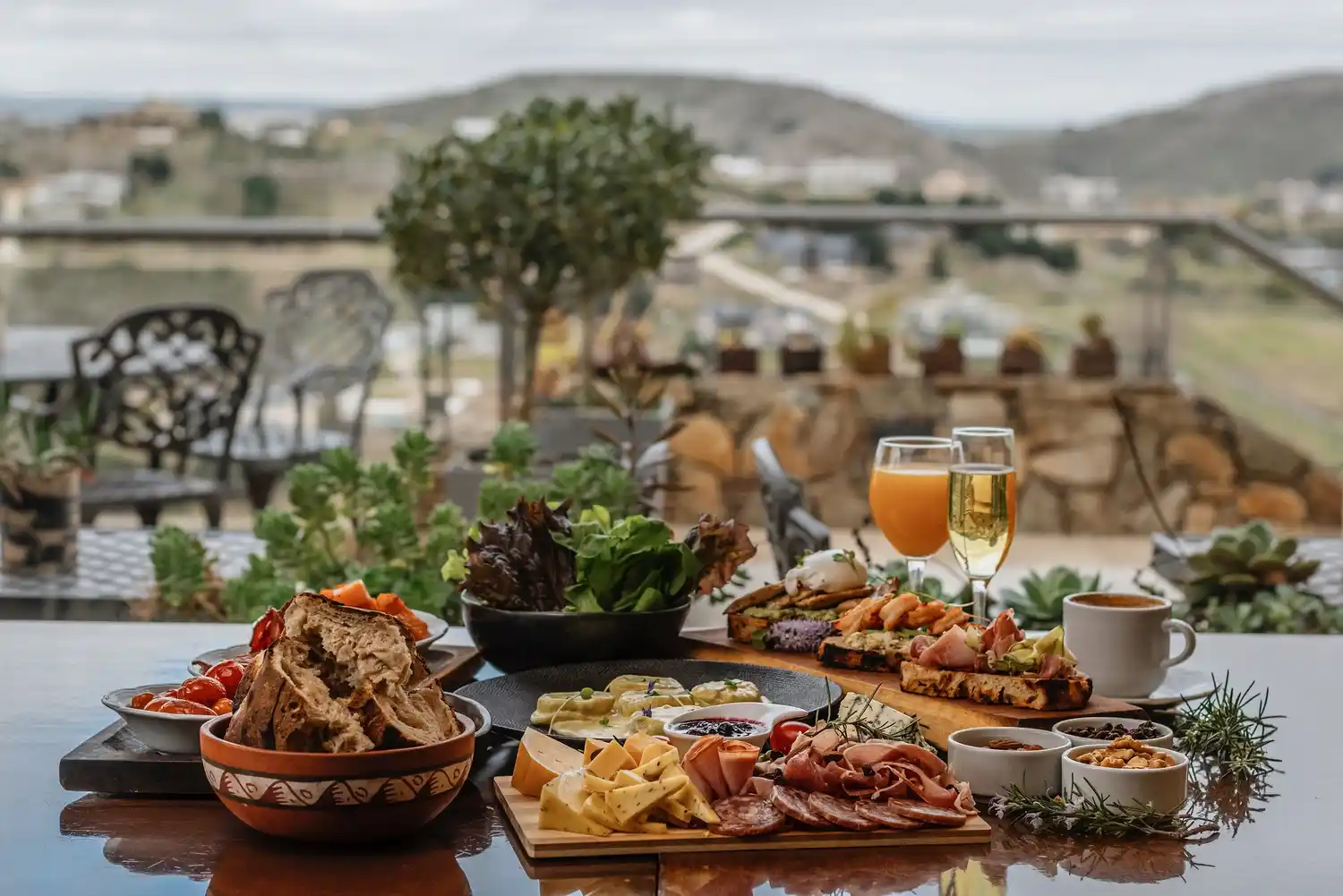 Las deliciosas propuestas, que fusionan sabores, texturas y aromas distinguidos; se complementan con la posibilidad de conectar con la ciudad y la naturaleza en entornos privilegiados.