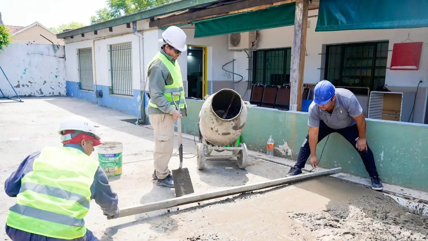 Obreros despliegan trabajos en un jardín de infantes del distrito.