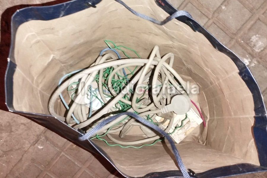 Vieron a una persona bajando de los techos y abandonando una bolsa con cables