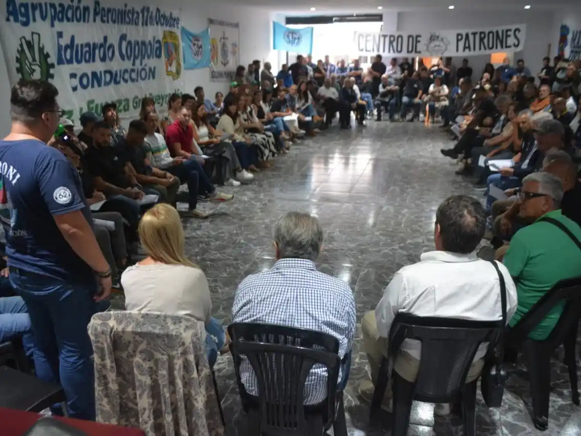 Entre las organizaciones presentes se destacaron SMATA, STIGAS, SICAMM, SAON, UPCN, SIMAPE, UOM, Asociación de Capitanes, Camioneros, Luz y Fuerza, SADOP, UTEP, Pasteleros, Centro de Patrones, CEPAMAR, SUTPA y SADRA.