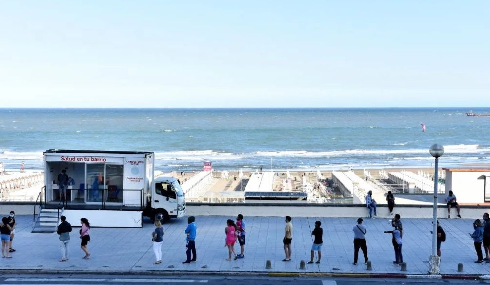 Covid-19 en Mar del Plata: Pico de contagios de los últimos cuatro meses y largas colas para testearse
